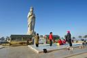 naksansa-vienuolyne-didzioji-kwan-seum-bosal-statuja-ir-besimeldziancios-sale-korejietes.jpg