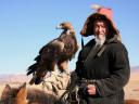 mongolas-su-savo-augintiniu-vanagu.jpg