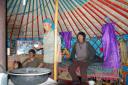 mongolu-jurtoje.jpg