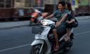 tailandieciai-daug-vazineja-motoroleriais-ir-yra-linksmu-plauciu-zmones.jpg