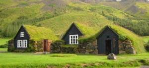 islandų nameliai susilieję su gamta