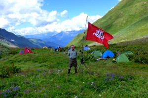 Sakalas Svanetijoje prie vėliavos bazinėje stovykloje, 2013 m. Giedriaus Juzukonio nuotr.