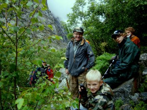 Sakalas-su-jauniausiu-sūnumi-Rapolu-pirmame-plane-Gruzijos-kalnuose, 2013 m.